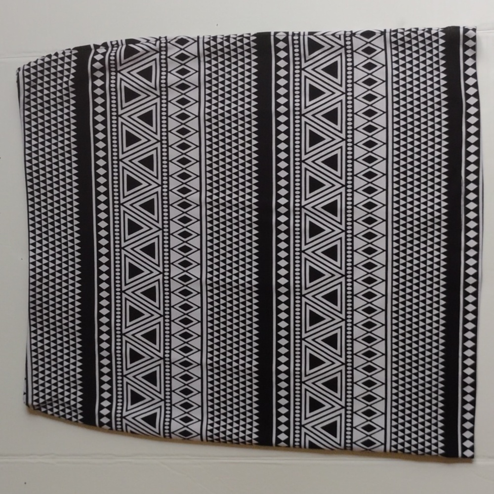 Karen Kane Chic Aztec Geometric Black and White Mini Skirt. Elastic Waist.